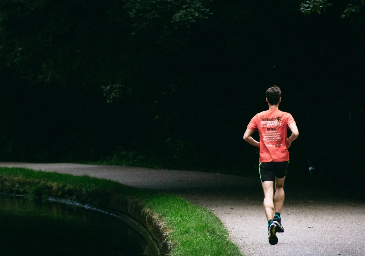 Atleta entrenado al aire libre