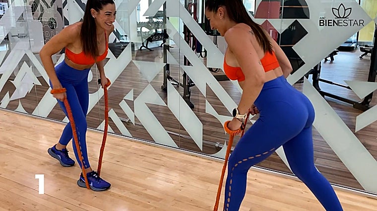 Las Gemelas Pin, haciendo extensión de brazos.