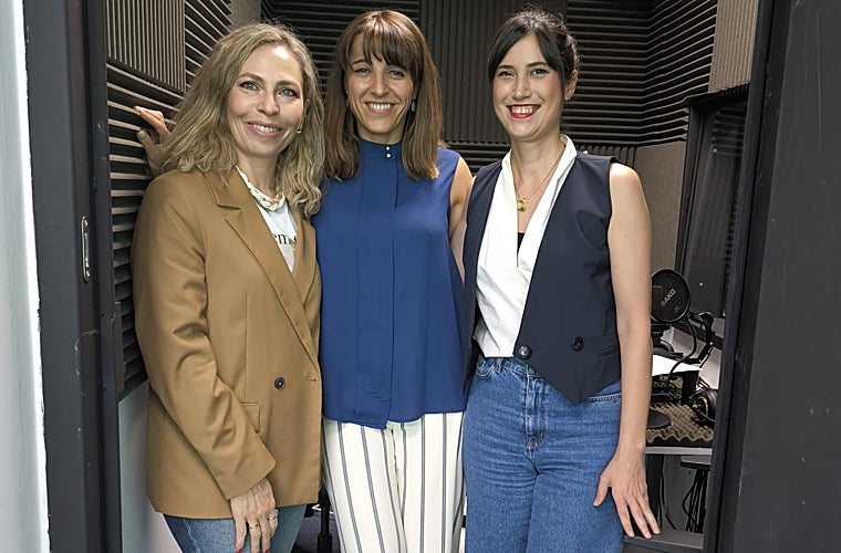 Las periodistas Laura Pintos y Raquel Alcolea con la psicóloga Belén Colomina durante la grabación del podcast.