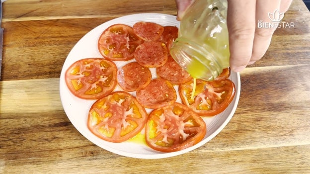 Vinagreta emulsionada sobre el carpaccio.
