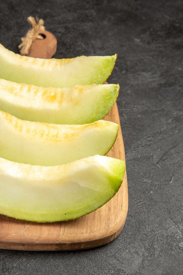 El melón es, al igual que la sandía, una fruta rica en agua. Tiene un aporte calórico de 36 calorías por cada 100 gramos. Destaca por tener mucha fibra, ácido fólico y potasio. Puede decirse que es un laxante suave y un buen diurético. Además es un un alimento con baja densidad calórica.