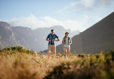 Cómo hacer caminatas largas y evitar lesiones: preparación previa y qué ropa vestir