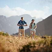 Cómo hacer caminatas largas y evitar lesiones: preparación previa y qué ropa vestir