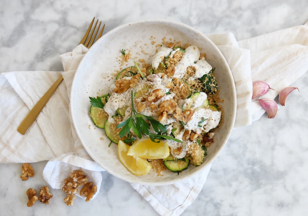 Ensalada de cuscús con vegetales y salsa de yogur.