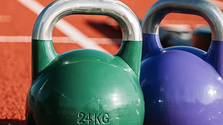 En primer plano una kettlebell de 24 kg