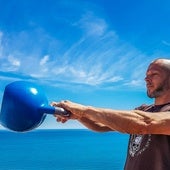 Así es el entrenamiento infalible de los 10.000 kettlebell swings