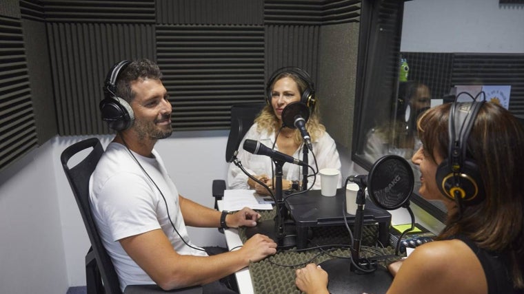 El entrenador Sergio Peinado, con las periodistas Laura Pintos y Raquel Alcolea, durante la grabación del podcast Abecedario del Bienestar.