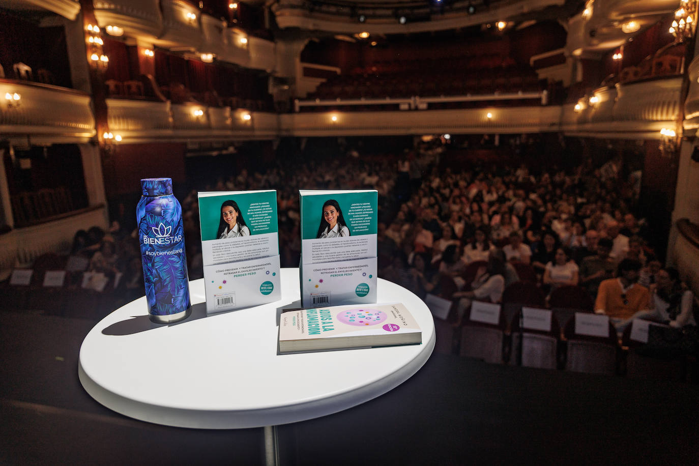 Ambiente previo al arranque del evento 'Adiós a la inflamación' el pasado 5 de octubre en el Teatro Alcázar de Madrid en el que Sandra Moñino congregó a más de 700 personas para hablar sobre algunos de los temas que recoge en su libro 'Adiós a la inflamación', editado por Harper Collins. 