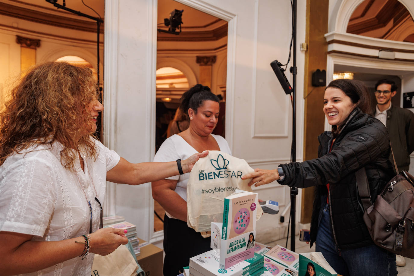 Todos los que compraron el libro durante el evento 'Adiós a la inflamación' pudieron llevárselo a casa en una bolsa de tela de ABC Bienestar.
