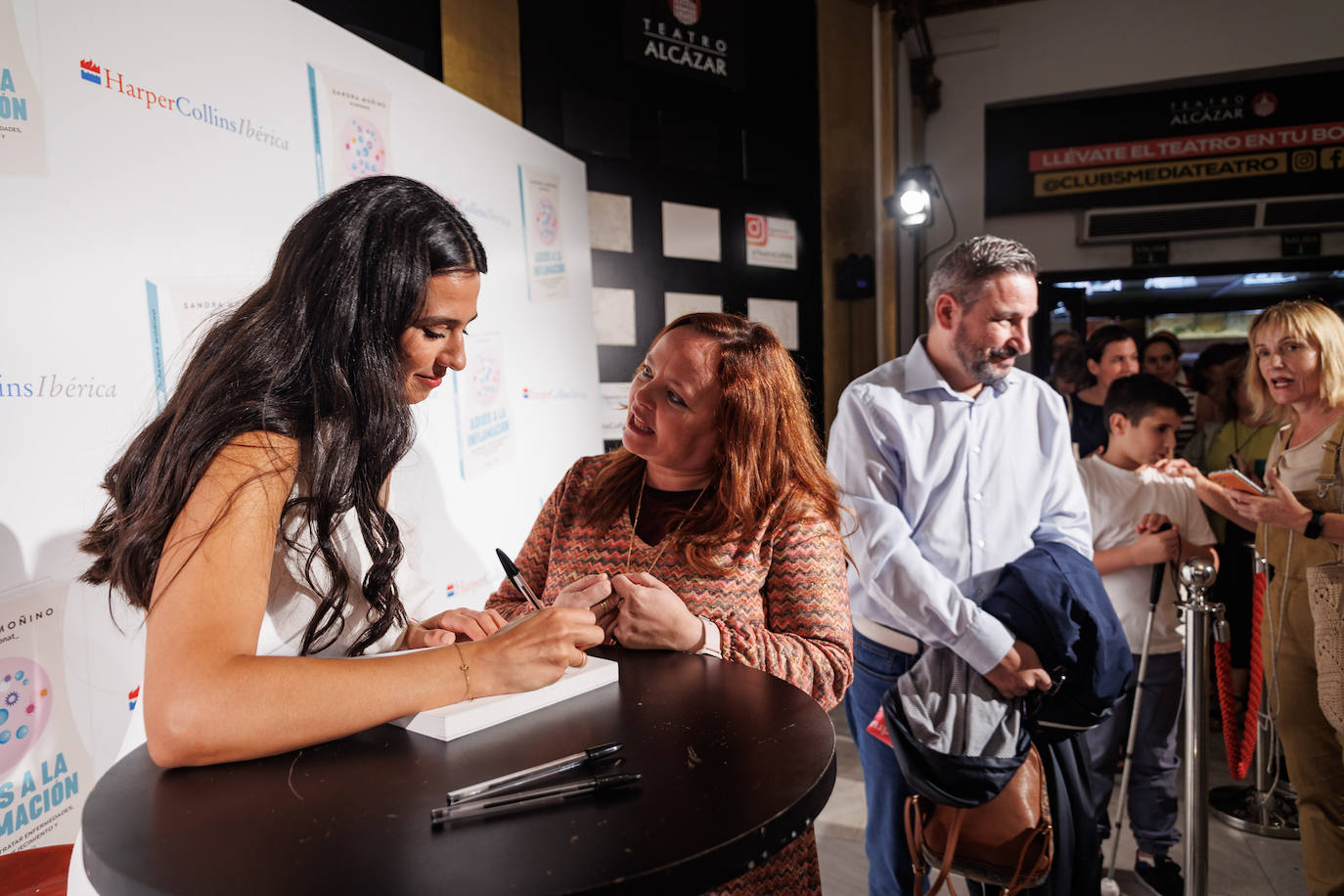 Durante más de hora y media la nutricionista Sandra Moñino dedicó y firmó su libro tras el evento 'Adiós a la inflamación' celebrado el pasado 5 de octubre en el Teatro Alcázar de Madrid.