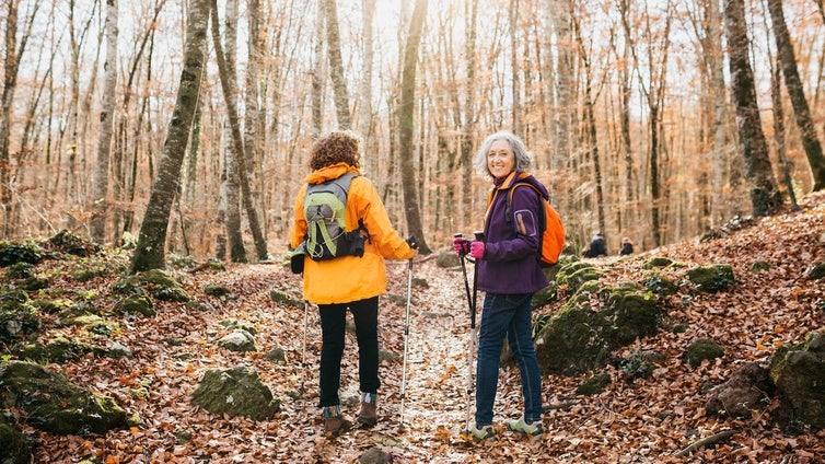 Marcha nórdica: el deporte ideal para reconectar con la naturaleza este otoño