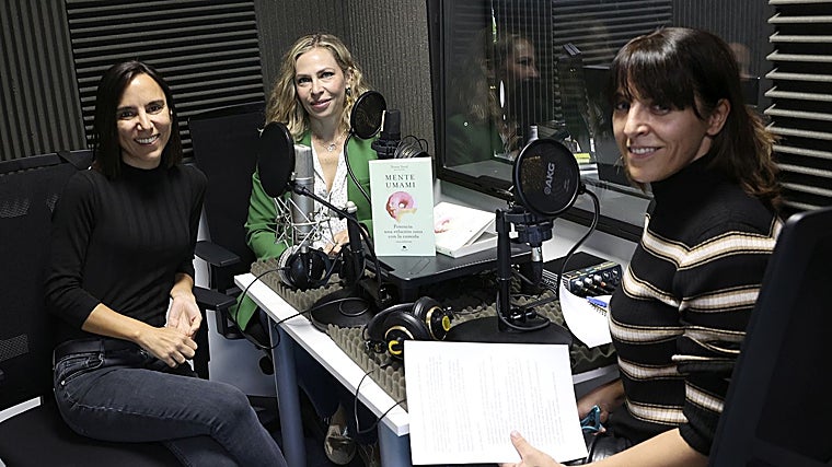 La psicóloga Teresa Terol, con las periodistas Laura Pintos y Raquel Alcolea, durante la grabación del pódcast 'Abecedario del Bienestar'