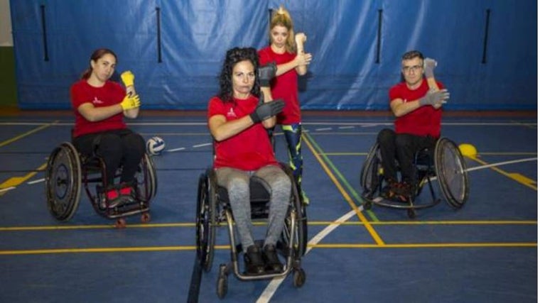 Miriam junto a tres integrantes del Carpetanos, el primer equipo de rugby en silla de ruedas de Castilla-La Mancha, simulando hacer una 'Haka' como los All Blacks.