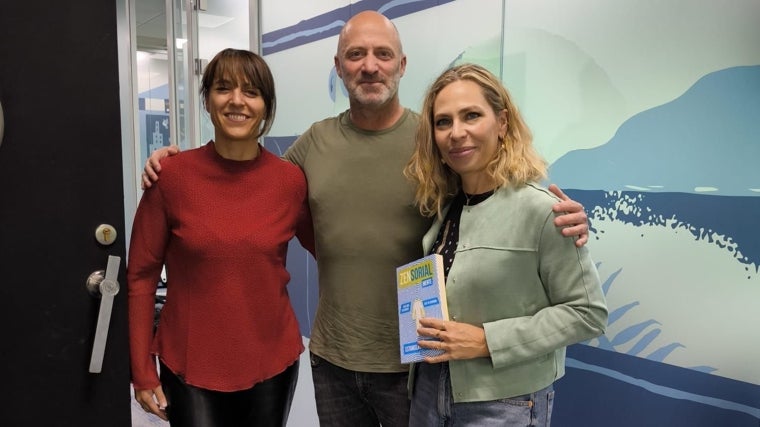 Estanislao Bachrach, junto a las periodistas Laura Pintos y Raquel Alcolea, tras la grabación del pódcast 'Abecedario del Bienestar'