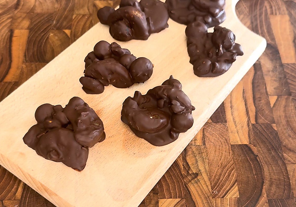 Rocas de chocolate, frutos secos y fruta fresca.