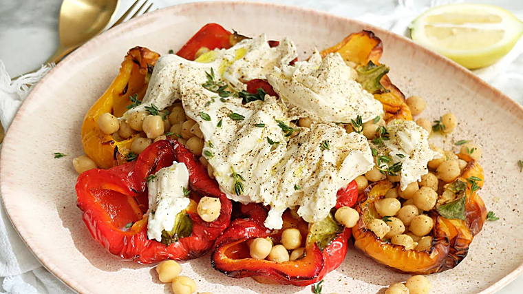 Ensalada de pimientos asados y garbanzos.