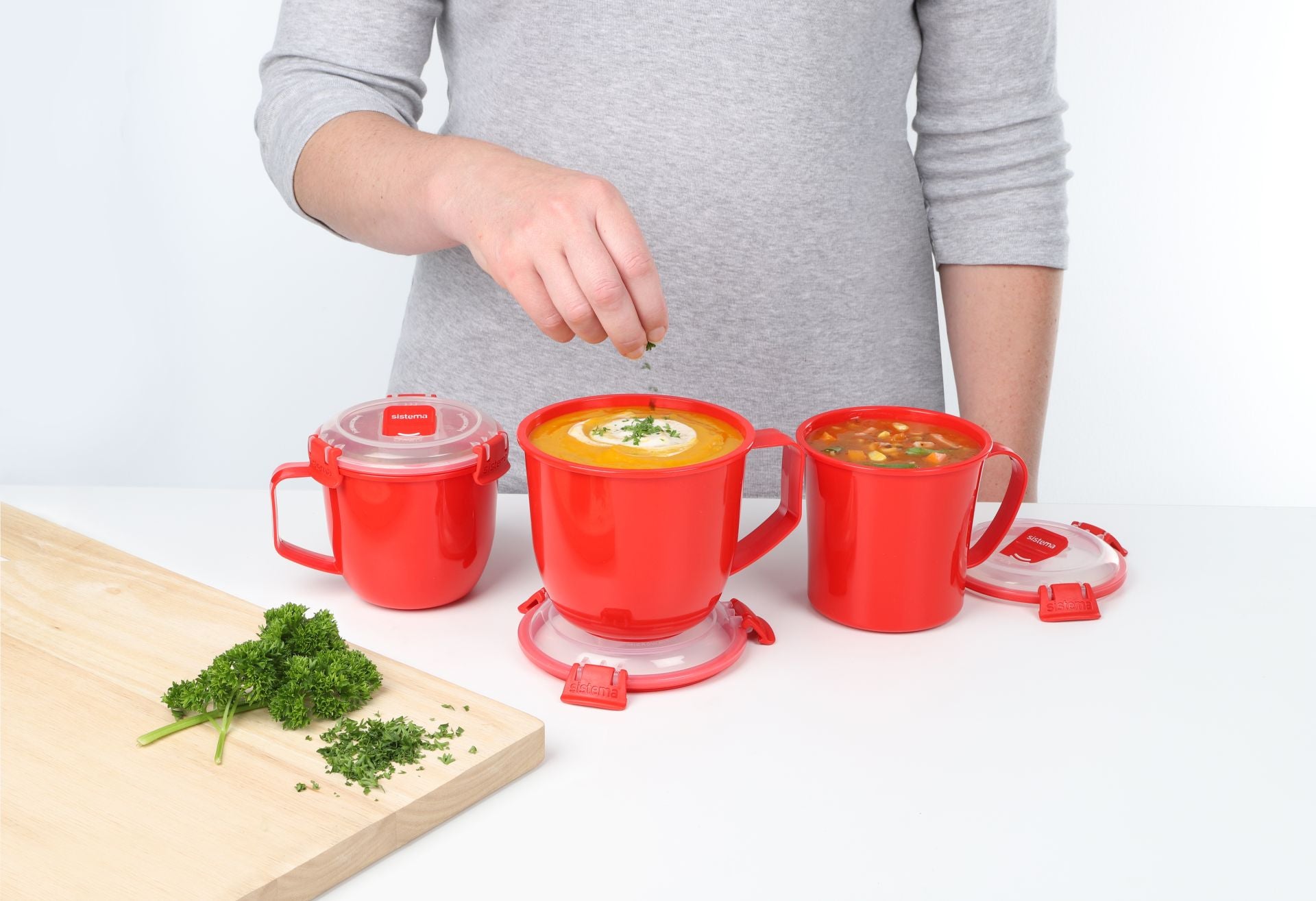 Sistema Microwave permite calentar sopas, guisos y salsas, ya que estos productos son aptos para microondas. El color rojo denota calidez y este tipo de recipientes hace que los platos más tradicionales se mantengan recién preparados y deliciosos