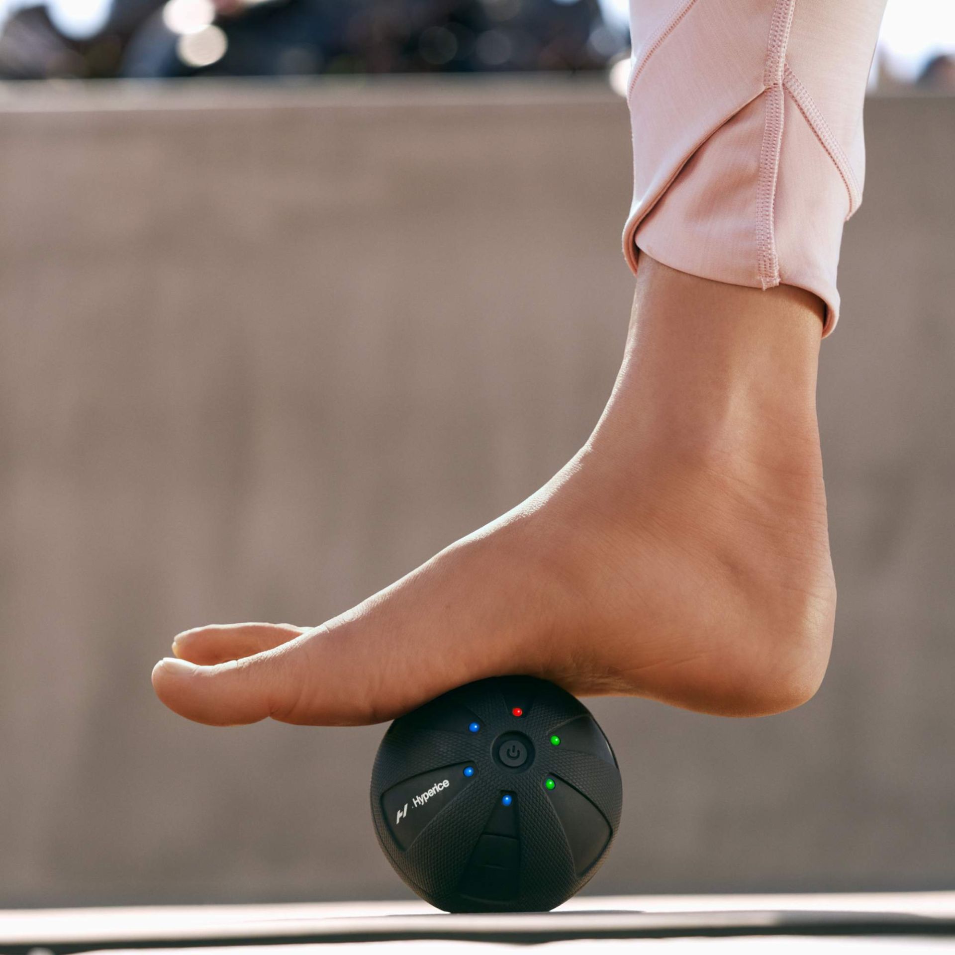 La esfera de masaje Hypersphere Go de Hyperice combina la tecnología de compresión (presión) y vibración para mejorar el rendimiento general del cuerpo. Las velocidades más bajas son útiles para la relajación y la recuperación muscular, mientras que la velocidad alta es más ideal para asegurar la relajación en todo el cuerpo. Su formato y dimensión, hace de este dispositivo una opción perfecta con la que relajarse tras una larga jornada laboral o bien una sesión de entrenamiento. Este gadget tiene un precio final (tras el descuento de Navidad) de 79 euros.