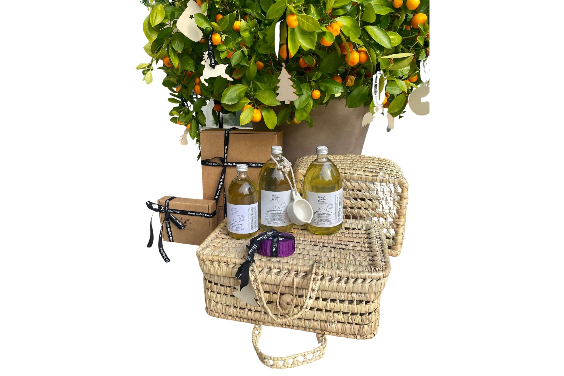 Este kit de cuidado para el cuerpo y el hogar de Home Healthy Home, firma de productos artesanos de lujo, incluye un perfume en spray para almohadas formulado con aceites esenciales de lavanda, nerolí, naranja amarga y rosa damascena (44 euros), un habón de ducha de aceite de oliva bio con lavanda orgánica (44 euros), un jabón de lavandería para seda, lana y plumón con lavanda orgánica (34 euros) y un jabón para manos y cuerpo con lavanda orgánica (26 euros). El kit completo cuesta 148 euros.