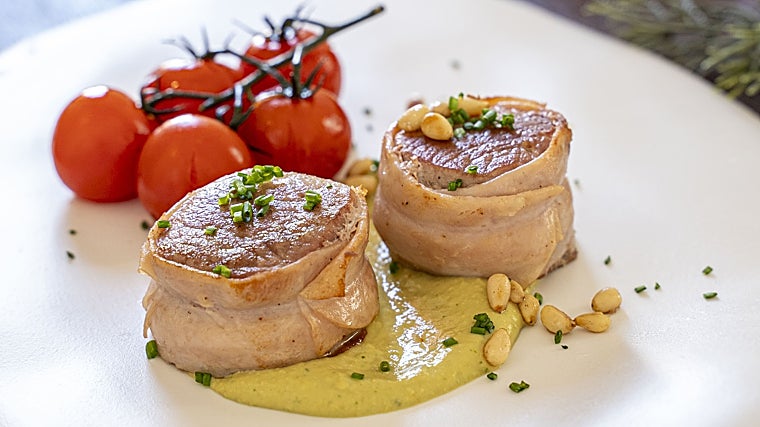 Lomo de cerdo con pavo y aguacate.