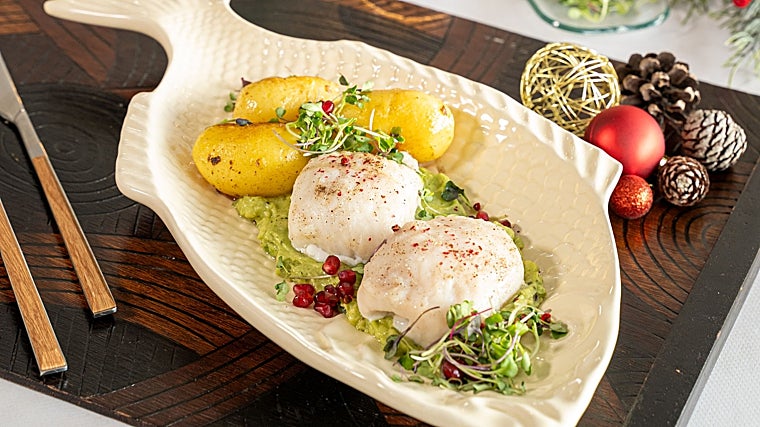 Puré de aguacate con medallones de merluza.