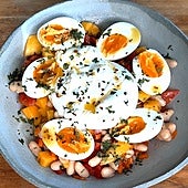 Cena saciante y nutritiva: ensalada de alubias, huevo y burrata