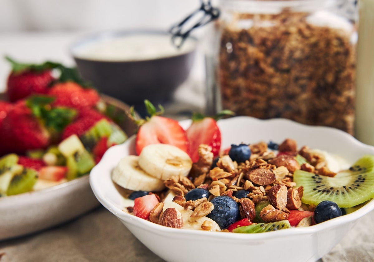 Desayuno saludable con frutas y cereales integrales.