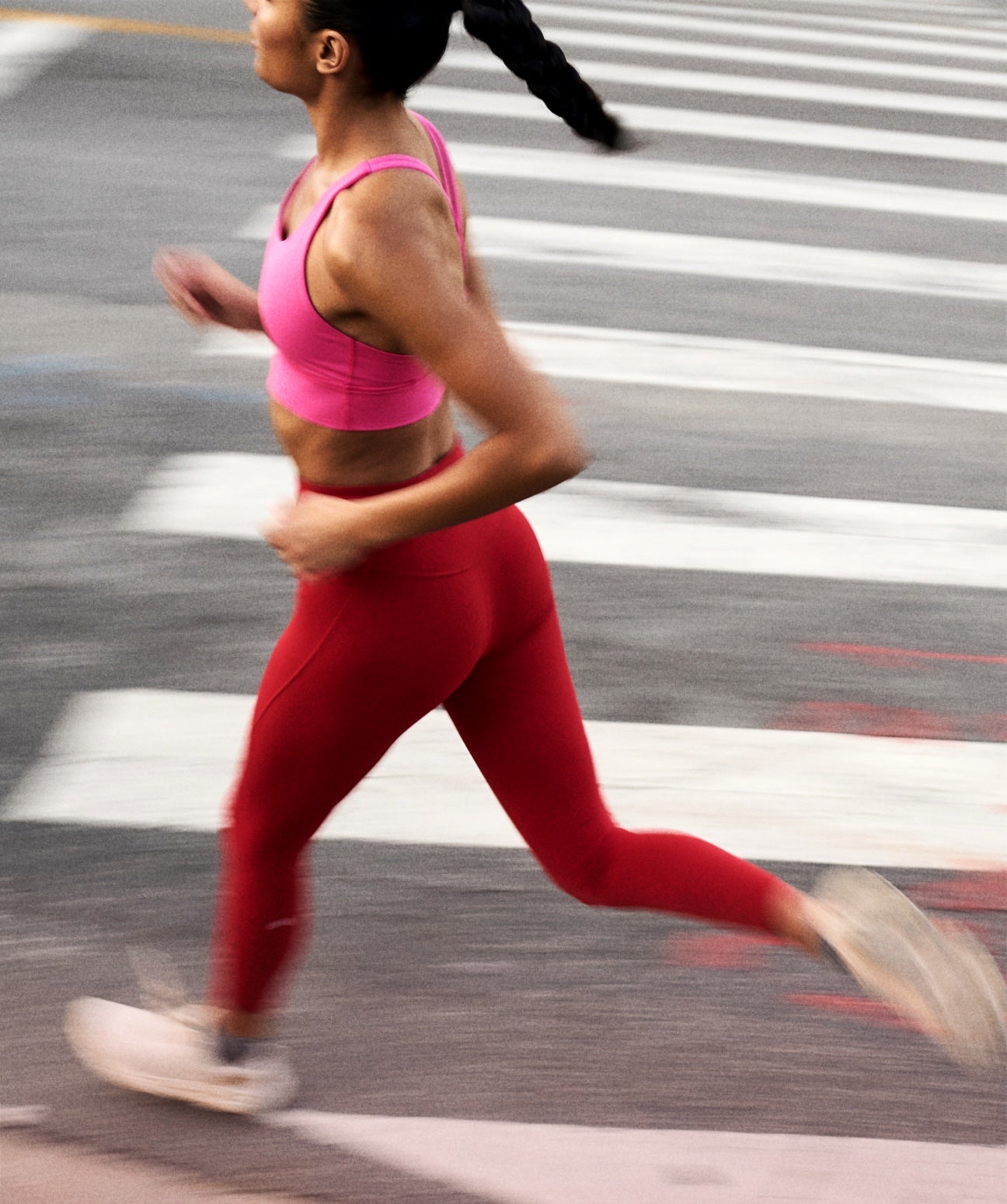 Para correr, para hacer yoga, pilates... en Lululemon están los conjuntos deportivos, accesorios y demás equipamiento que harán que desarrolles un deporte sintiéndote bien, luciendo los colores con los que te sientes cómodo y teniendo la certeza de que las prendas de ropa se van a sentir como tu propia piel.