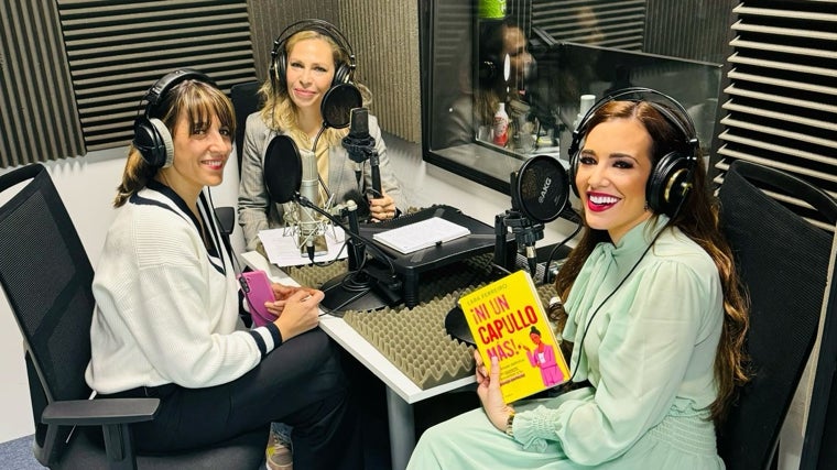 La psicóloga Lara Ferreiro, con las periodistas Laura Pintos y Raquel Alcolea.