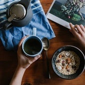 Horarios de comidas y cenas: así te influye la crononutrición en el peso, el sueño y la energía