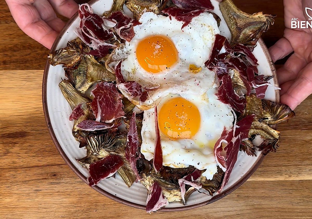 Huevos rotos con alcachofas: cómo preparar un plato tan rico como saludable