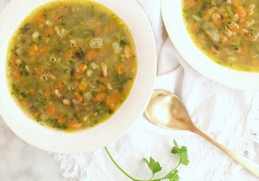 Sopa de vegetales y alubias: la receta perfecta para los días de frío y lluvia