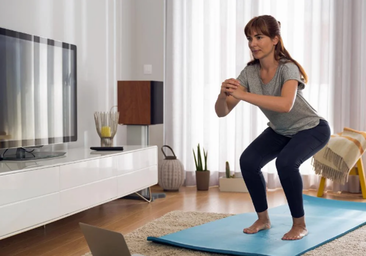 Ni caminar ni correr: la rutina de ejercicios que es perfecta a partir de los 50 para hacer en casa y mejorar la salud