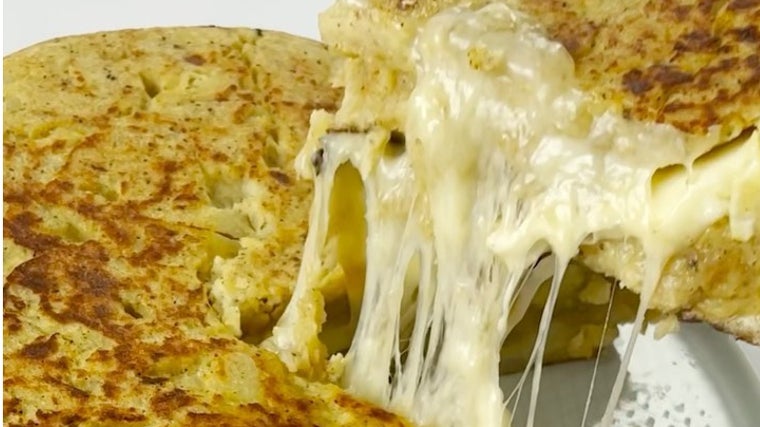 Tortilla de queso brie y trufa.