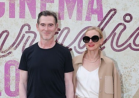 Imagen secundaria 1 - Naomi Watts en la presentación de su libro en EEUU, con su actual marido Billy Cudrup y en la portada de su obra.