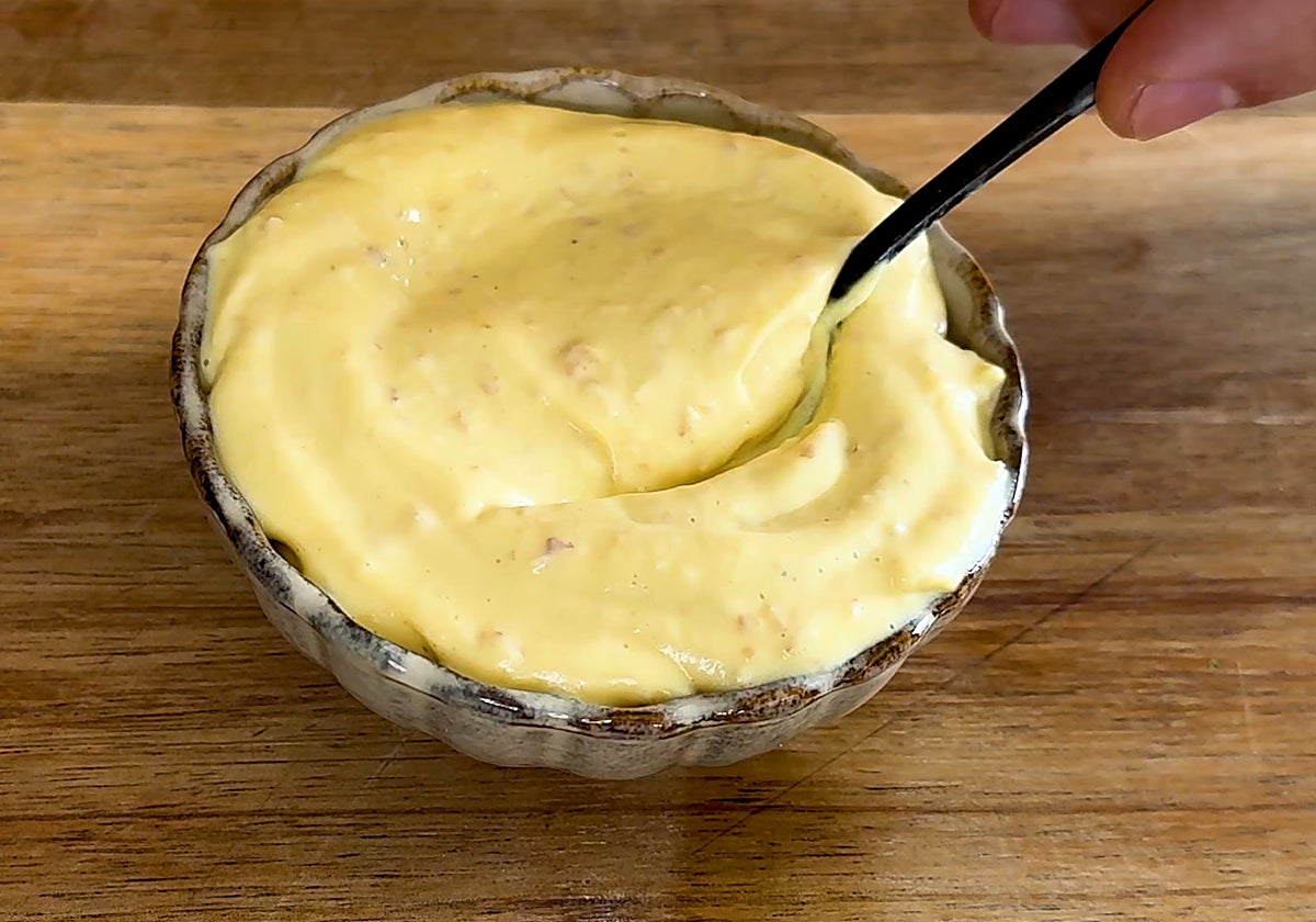 Así se prepara la salsa de huevo.