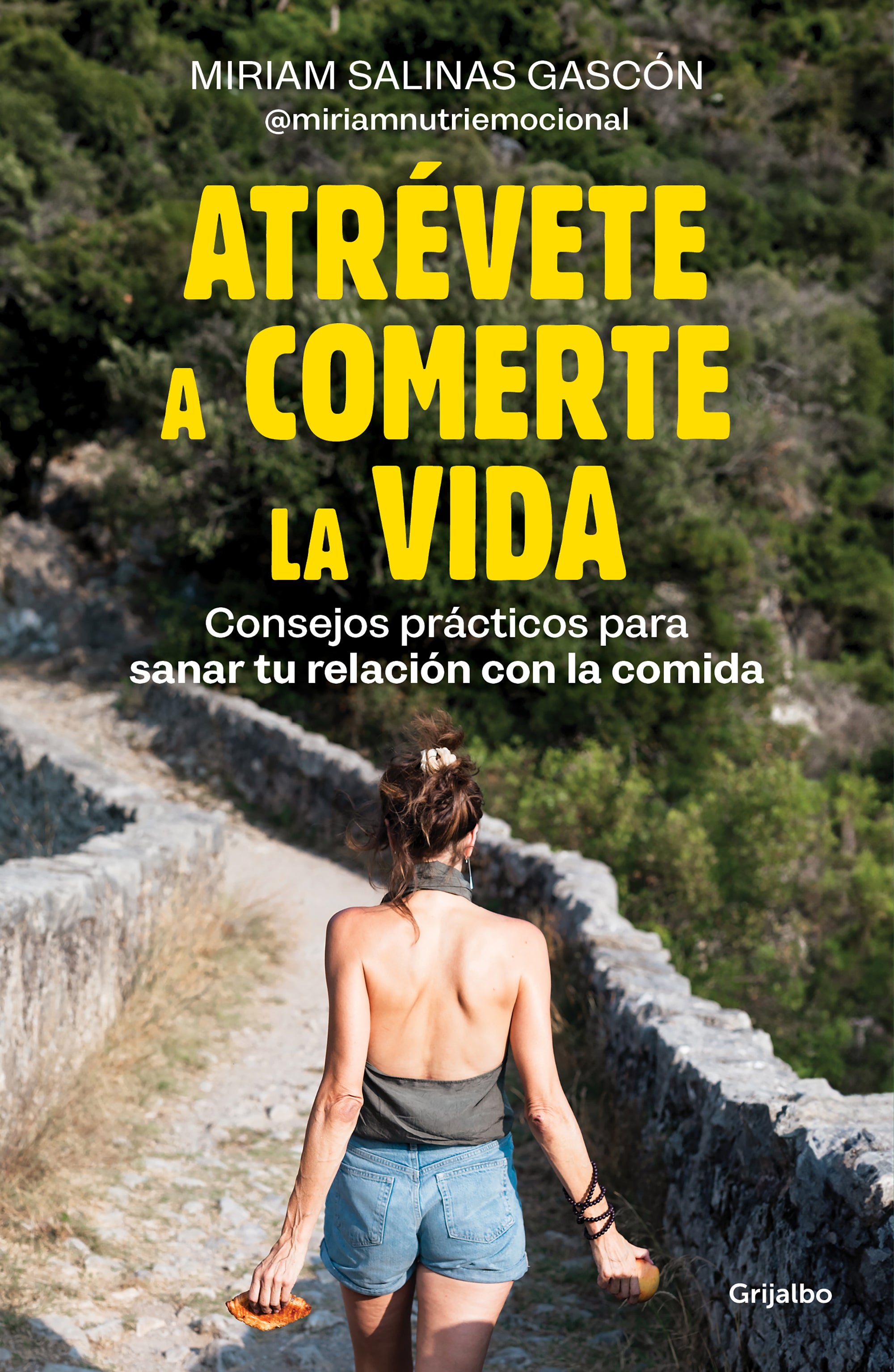 Atrévete a comerte la vida te ofrece instrucciones para romper con la cultura de la dieta y poder vivir en tu cuerpo, claves para identificar y trascender los tipos de hambre más comunes, una hoja de ruta para automaternarte y herramientas para superar los atracones. Míriam Salinas es terapeuta especializada en la ansiedad por la comida, maestra en psicología positiva, chef de alimentación saludable y exdeportista élite, es CEO de la escuela Atrévete a comerte la vida y colaboradora habitual en los medios de comunicación.