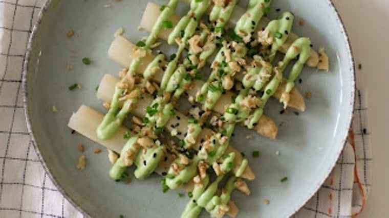 Espárragos con salsa de aguacate.