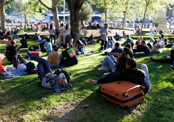 Varias personas en un parque, esperando a poder viajar durante el apagón en Madrid.