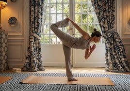 Mercedes de la Rosa, experta en yoga, durante una clase en Hotel Santo Mauro.