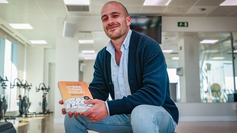 Álvaro Pinteño, en el gimnasio de ABC con su libro 'Joder, cómo duele'