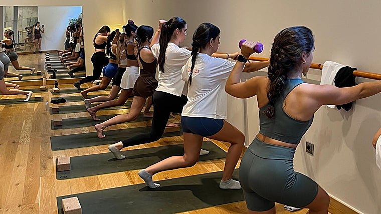 Durante una clase con la experta en barré Inés González-Mohino Muñoz.