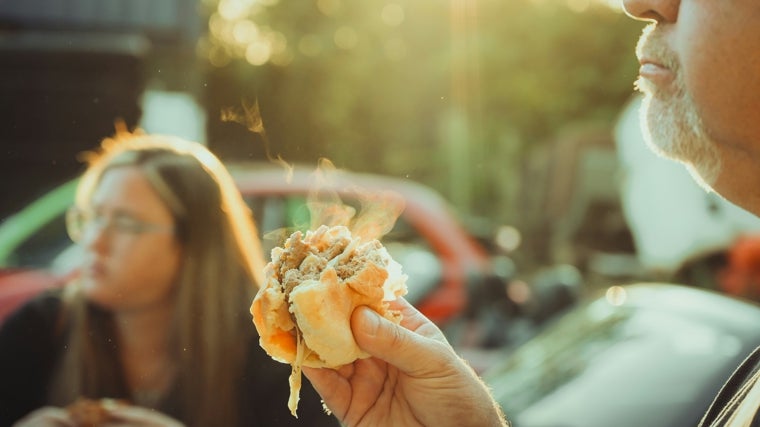 Comer rápido favorece el estreñimiento.
