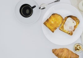 Desayuno de café y tostadas.