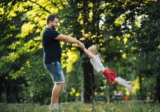 Jugar con los niños aumenta el gasto energético diario.