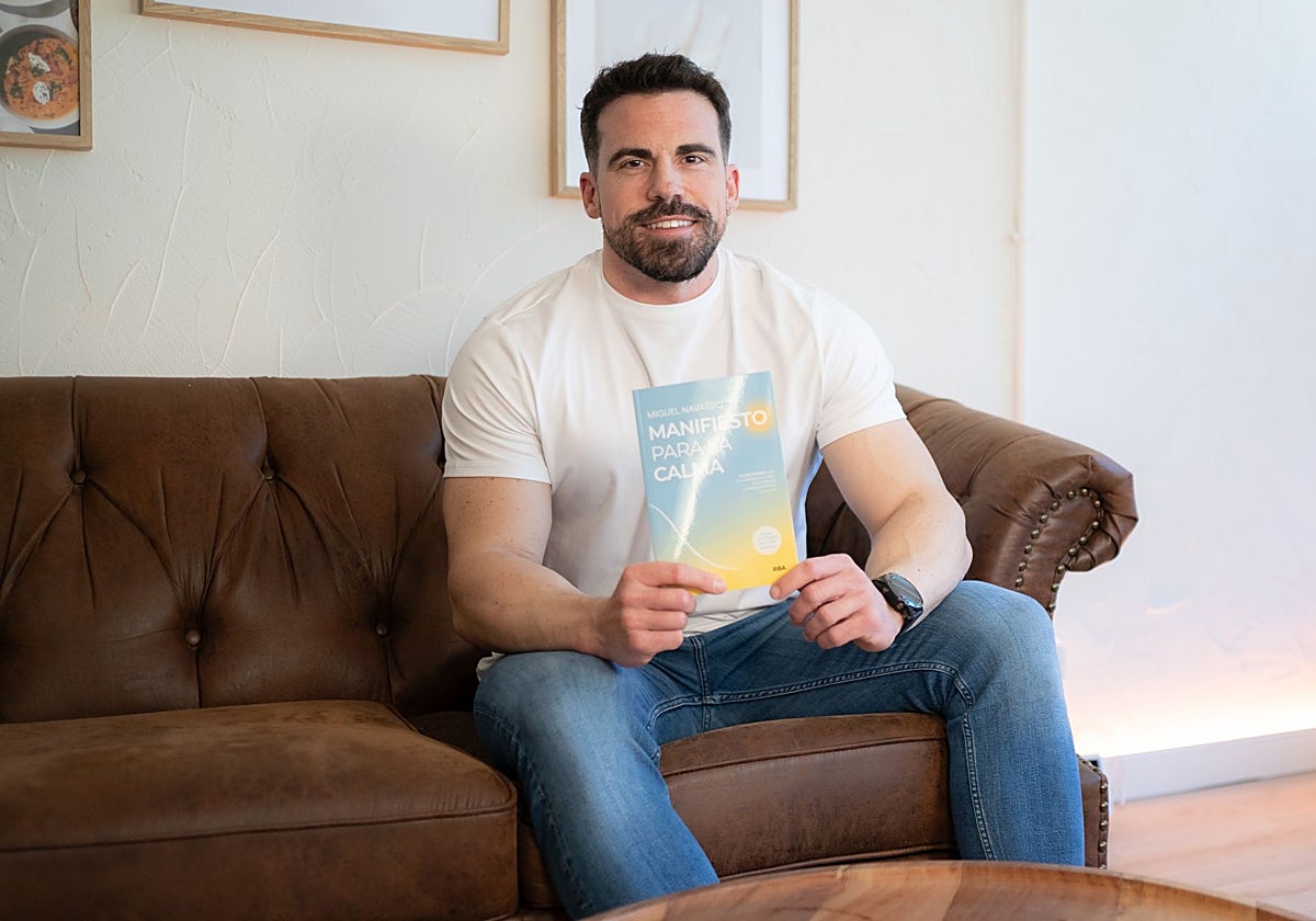Miguel Navarro, creador de Productividad Feroz, con su libro 'Manifiesto para la calma'