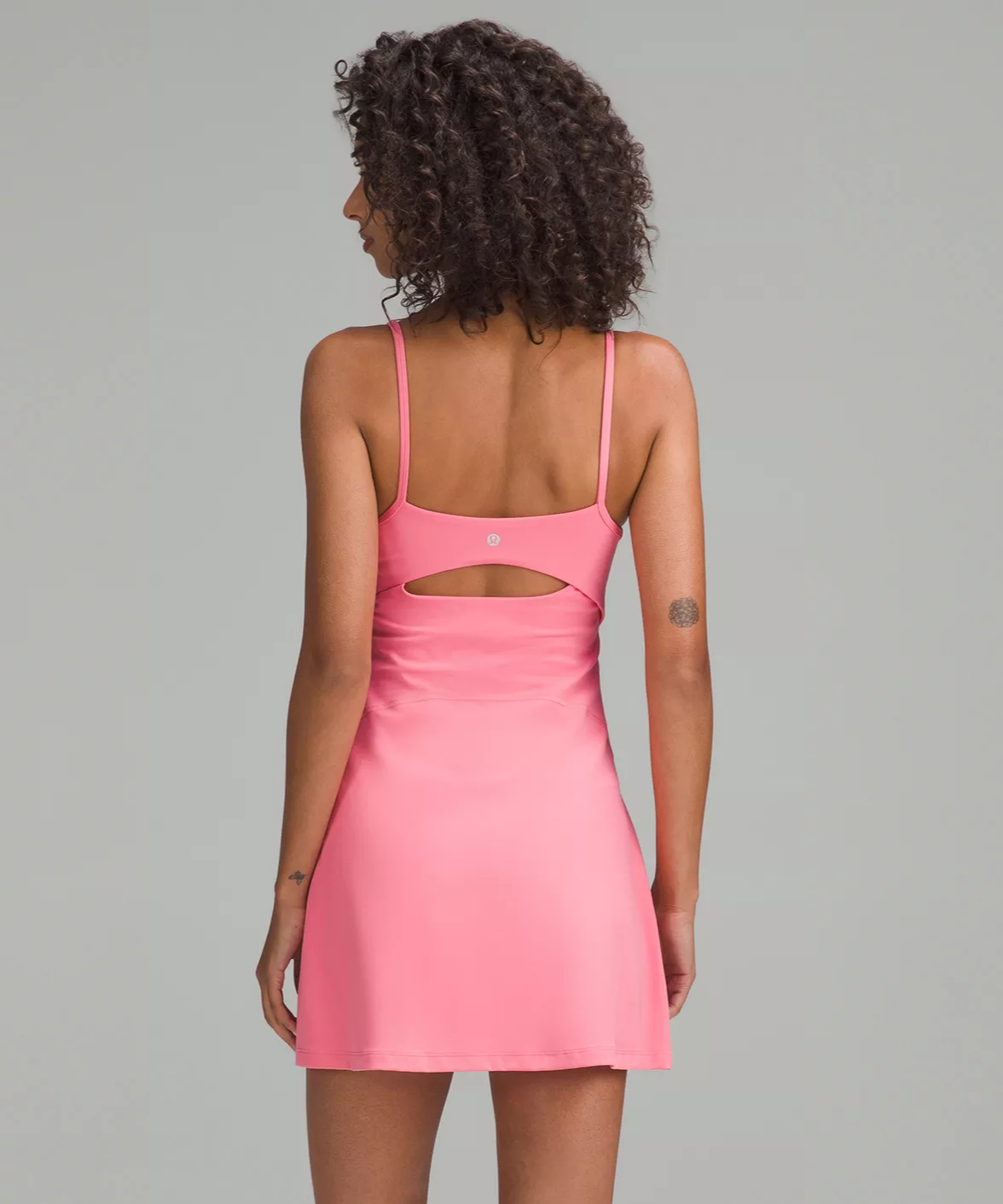 Ya solo por lucir algo así merece la pena hacer deporte... La suavidad de lululemon Alig hecha vestido. Gracias al tejido Nul y a las mallas cortas integradas, podrás hacer todas las posturas que quieras con total libertad. Disponible en Lululemon por 104 euros (antes 148 euros).