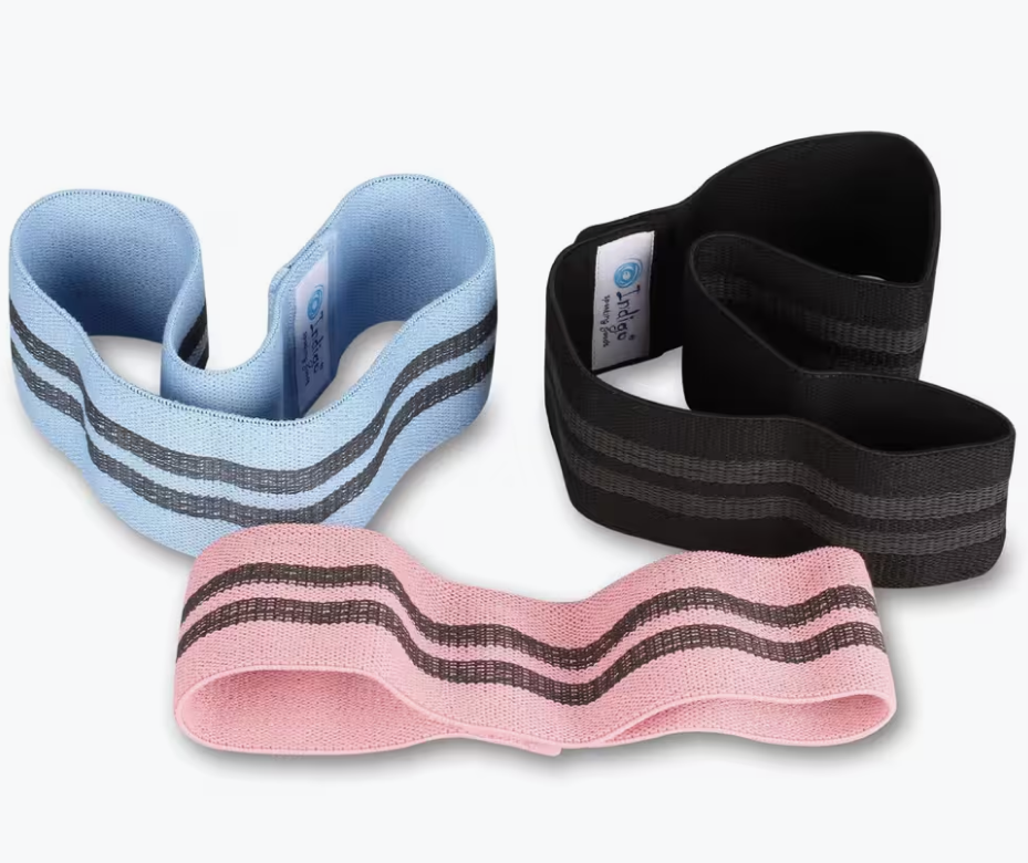 El conjunto de 3 bandas elásticas de tela de diferente resistencia INDIGO es adecuado para entrenar diferentes grupos musculares y fortalecer glúteos y caderas. Disponible en Decathlon por 9,99 euros (antes por 14,99 euros).