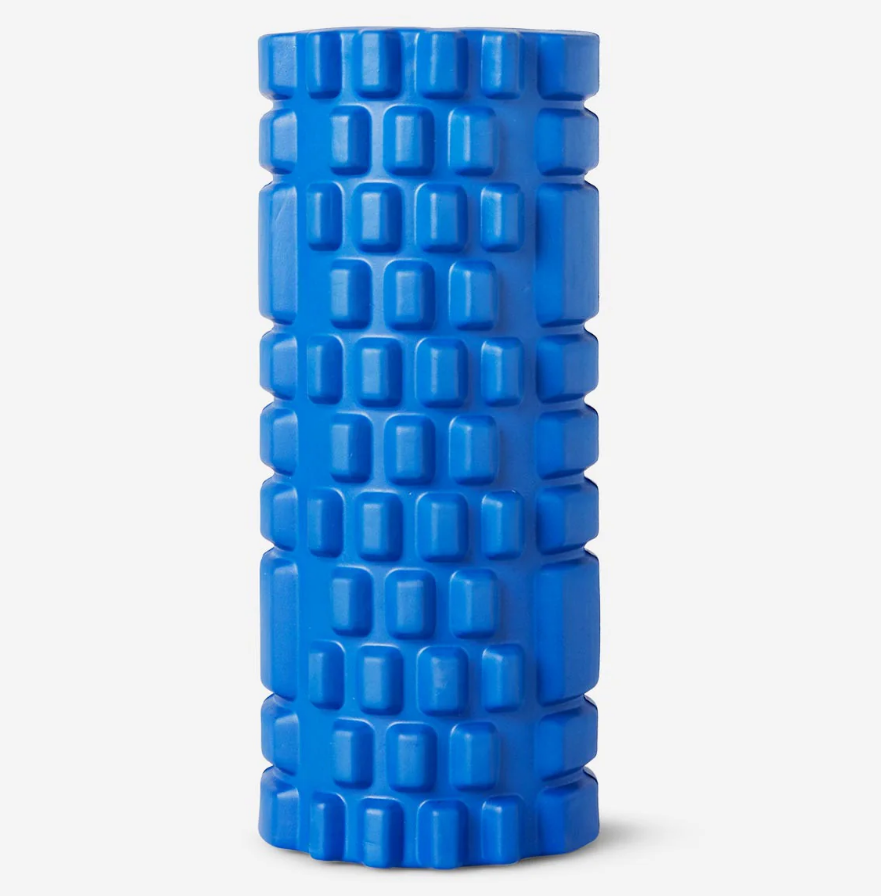 Rodillo de masaje de espuma dura. Medidas 14 x 34 cm. Disponible en Flying Tiger por 10 euros (antes 15 euros).