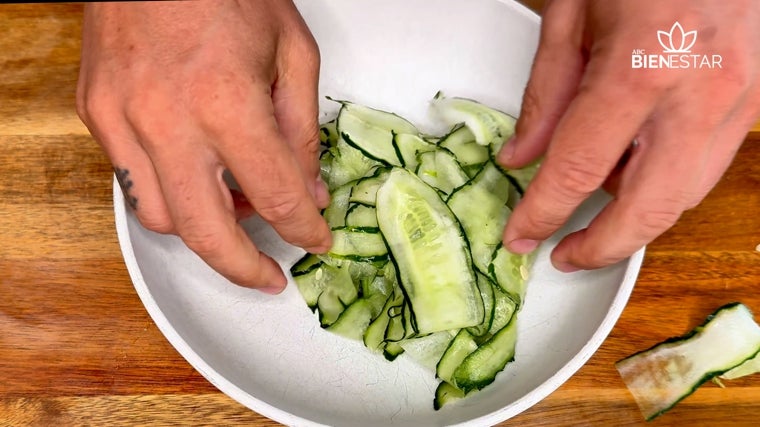 Se corta en láminas el pepino.